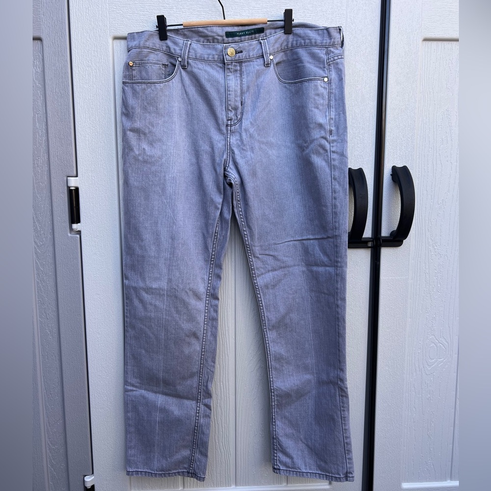 Perry Ellis men's straight-leg jeans.